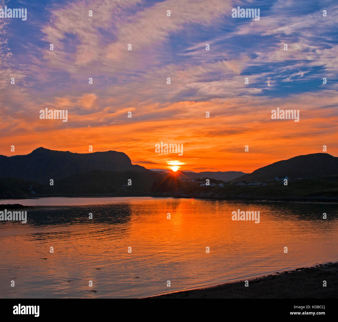 Lever du soleil sur la mer colorée à Scourie, Sutherland, un village sur la côte nord de la route 500, Highlands, Scotland UK Banque D'Images