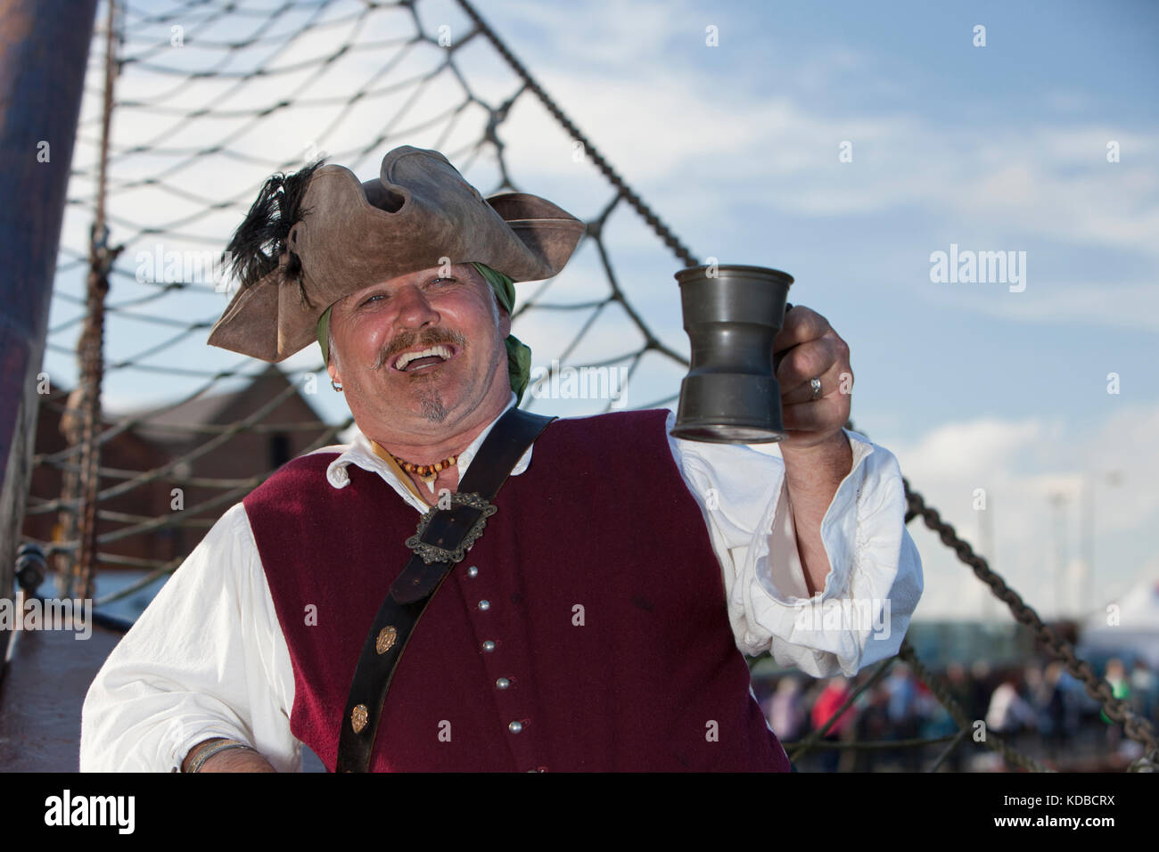 Capitaine pirate Jolly andreas' holding tankard à bord de l' albatros dans  les puits port Photo Stock - Alamy