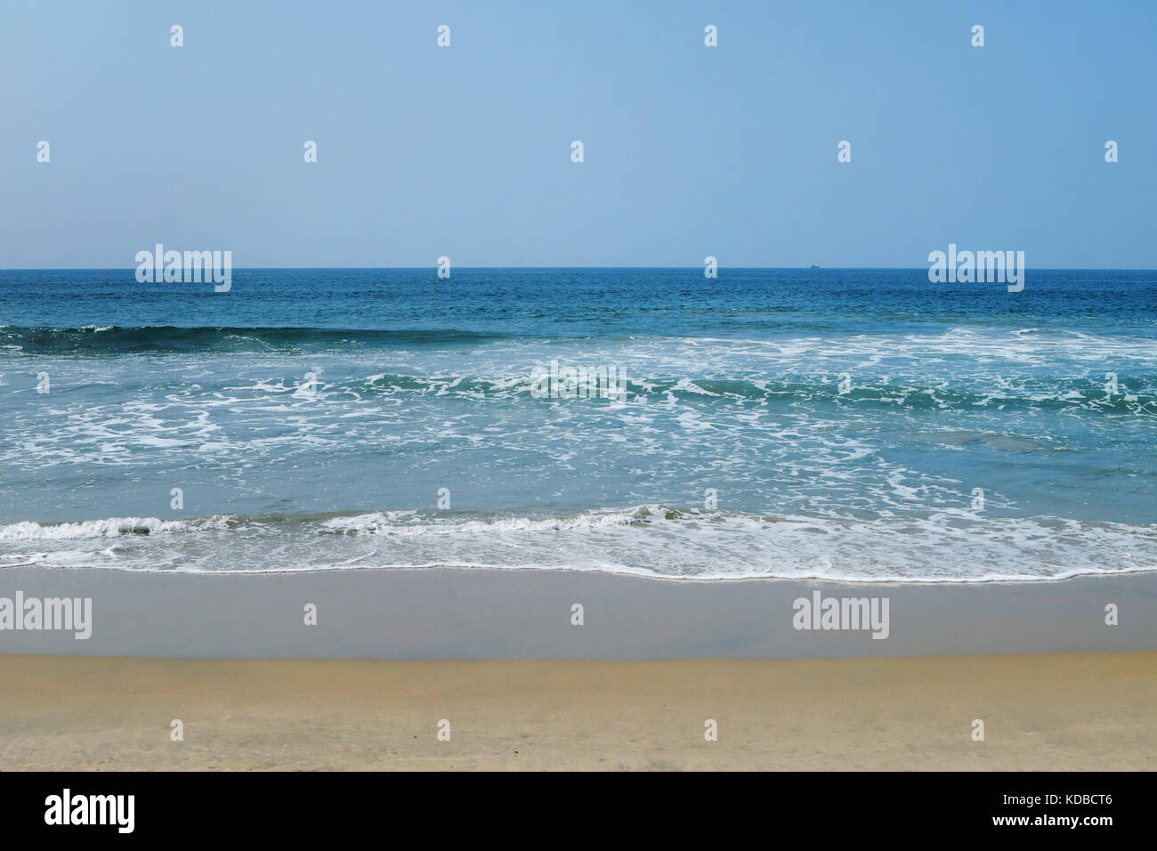 Océan indien par temps calme avec de petites vagues et sable lisse Banque D'Images Océan indien par temps calme avec de petites vagues et sable lisse Banque D'Images