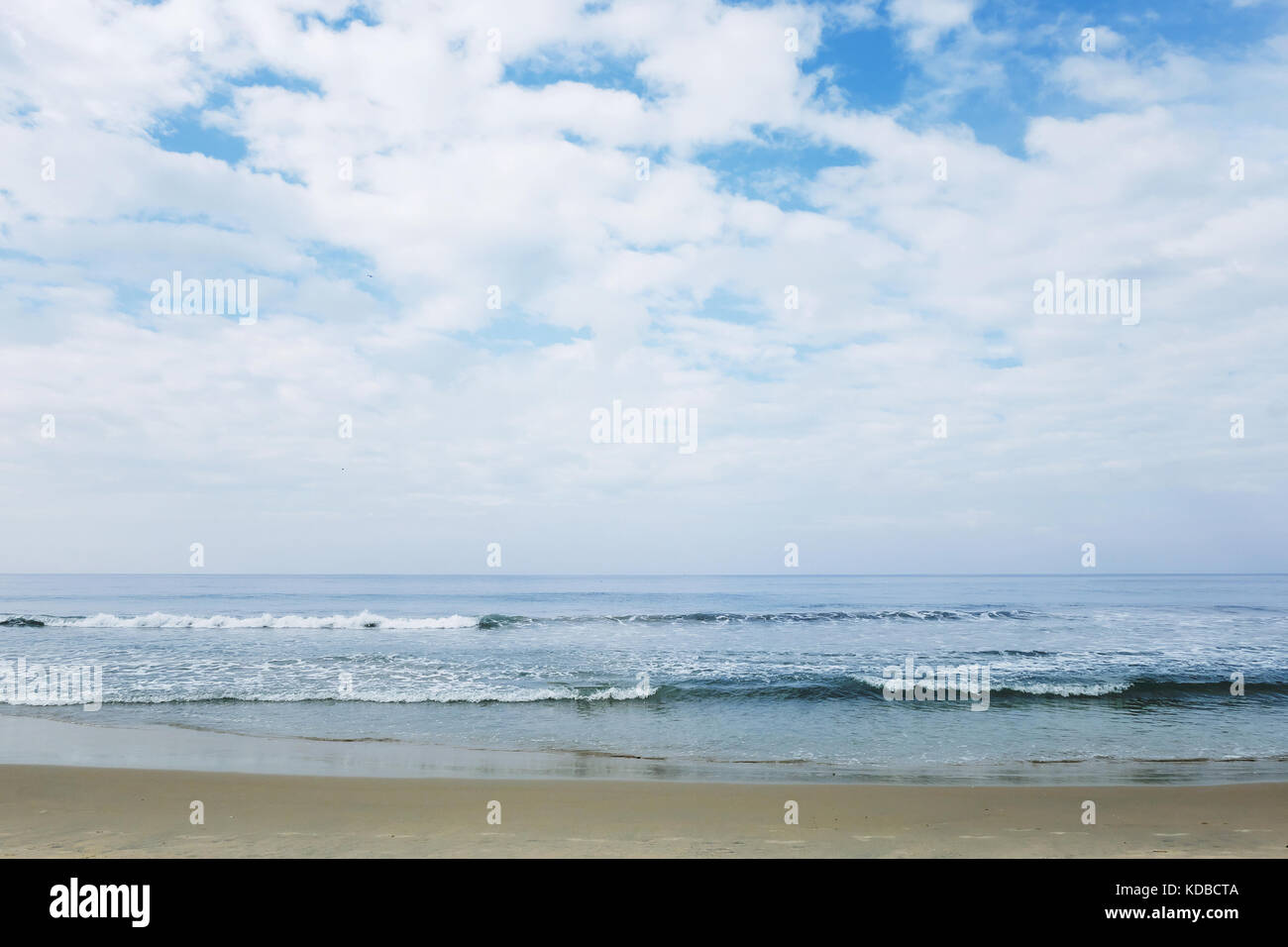 Océan indien par temps calme avec de petites vagues et nuages Banque D'Images Océan indien par temps calme avec de petites vagues et nuages Banque D'Images