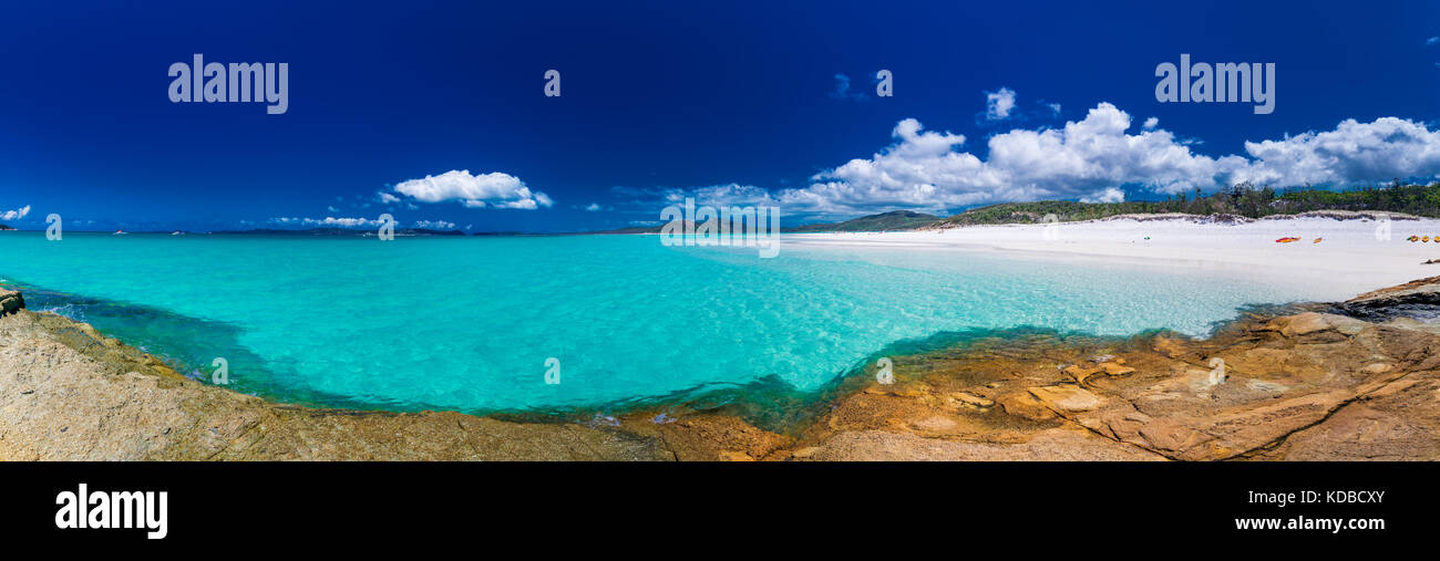 Vue panoramique de Whitehaven Beach avec du sable blanc dans les Whitsunday Islands, Queensland, Australie Banque D'Images