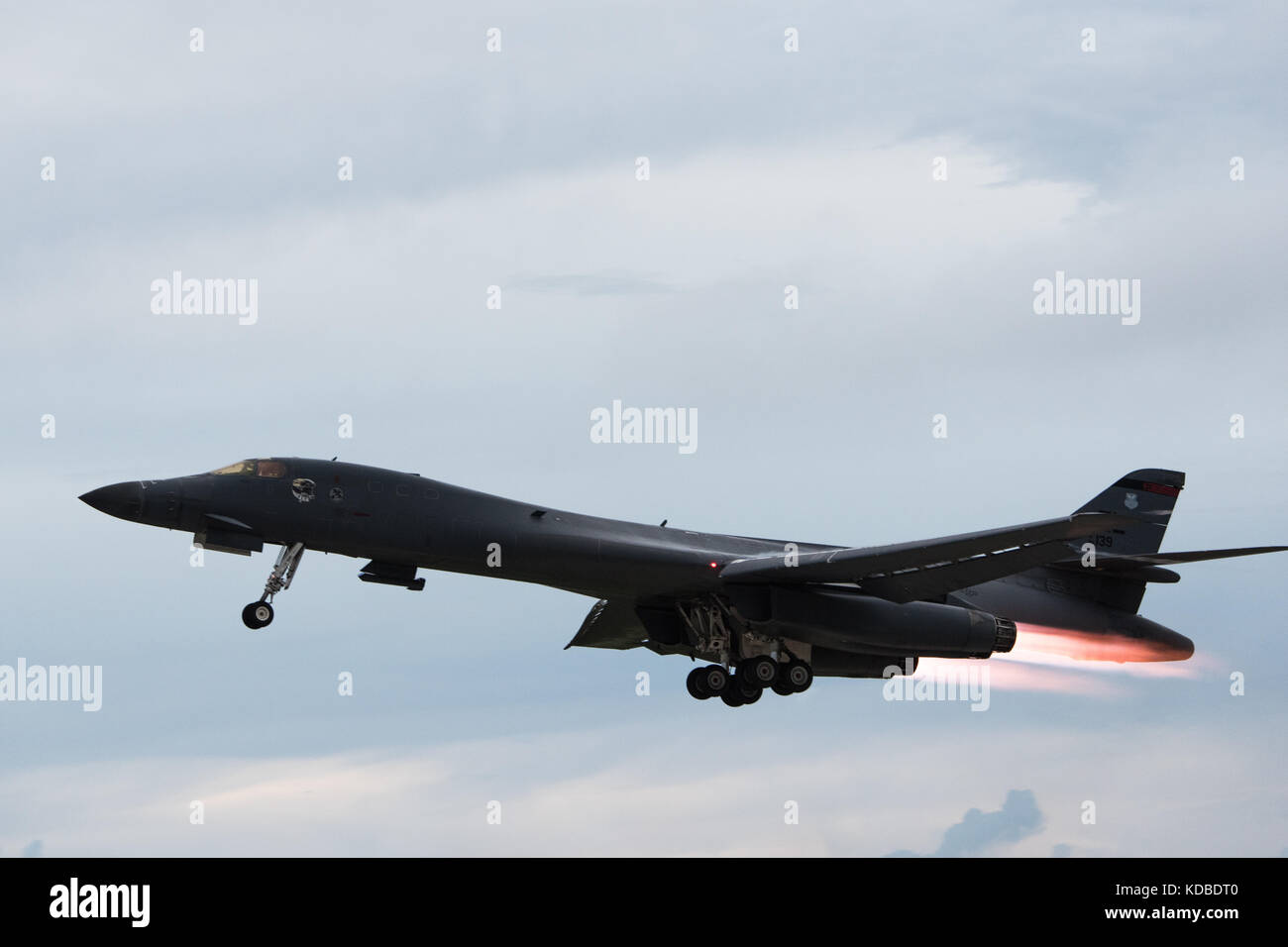Un U.S. Air Force B-1B Lancer bomber avec le 37e Escadron expéditionnaire bombe décolle pour rejoindre l'Air Force d'autodéfense du Japon et de la Corée du Sud Air Force dans le cadre d'un travail de nuit sur la mer du Japon, 10 octobre 2017 à Guam. La mission marque la première fois AMÉRICAINES DU PACIFIQUE B-1B Lancers ont effectué l'entraînement combiné avec JASDF et ROKAF fighters dans la nuit. Banque D'Images