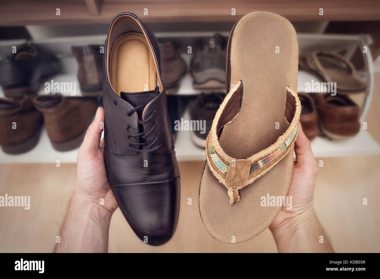Mains tenant deux différents types de chaussures Banque D'Images