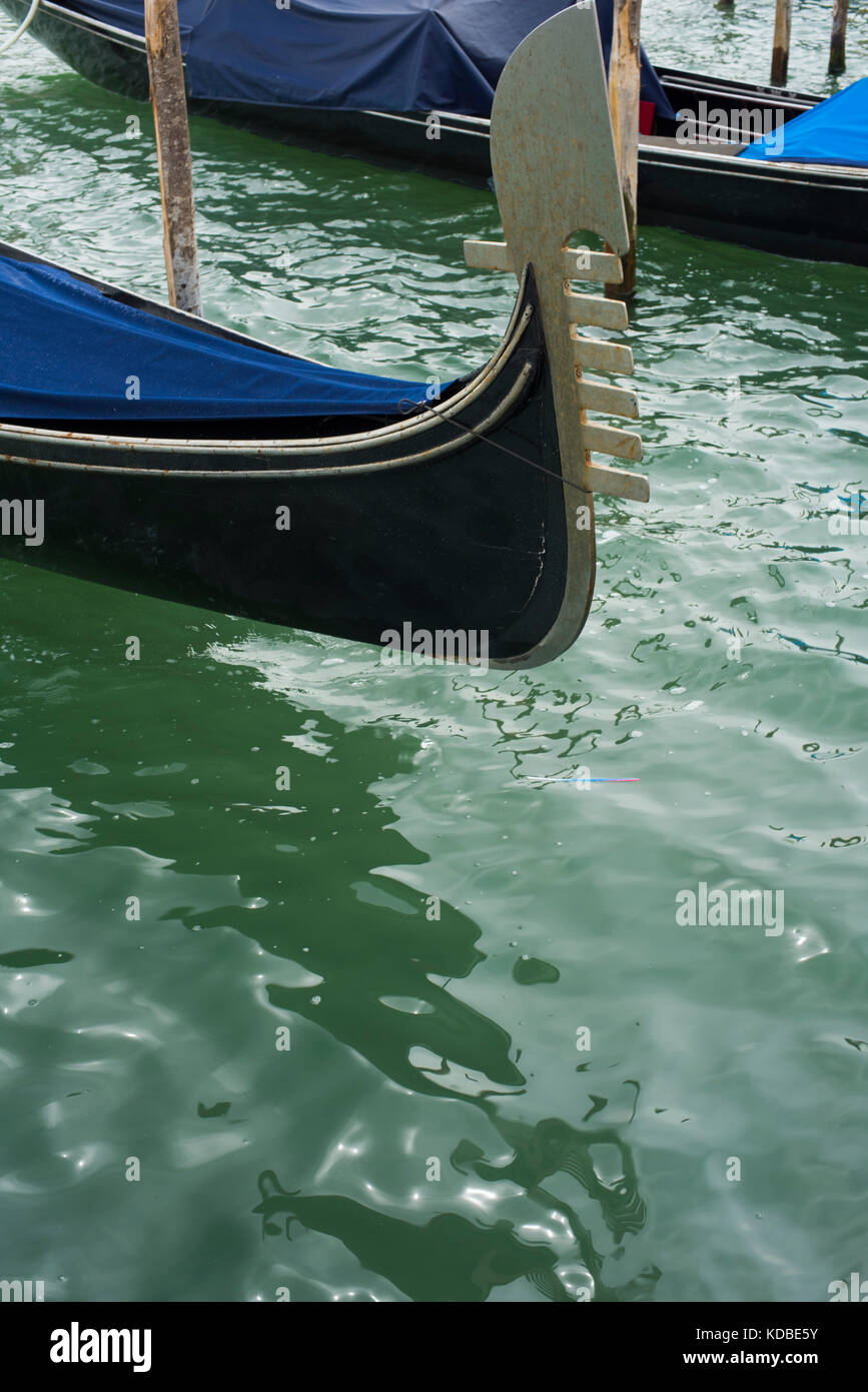 Vue de la ferro sur l'avant de gondoles, Venise, Italie Banque D'Images