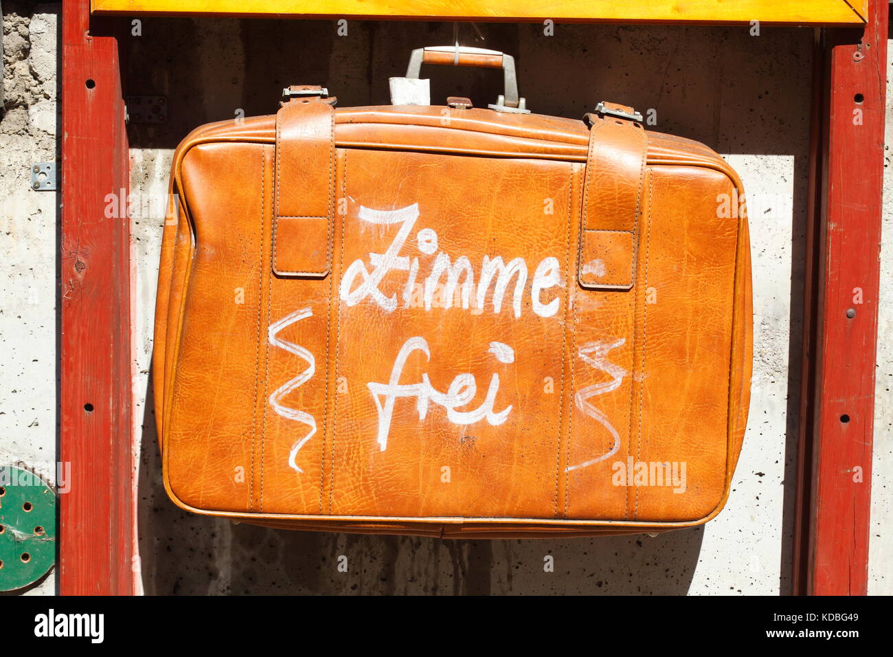 Ancienne valise en cuir avec des lettres prix librement ( zeiimer frei en allemand) à l'hôtel, l'Allemagne, de l'Europe i modifier koffer mit aufschrift vor ein zimmer frei Banque D'Images
