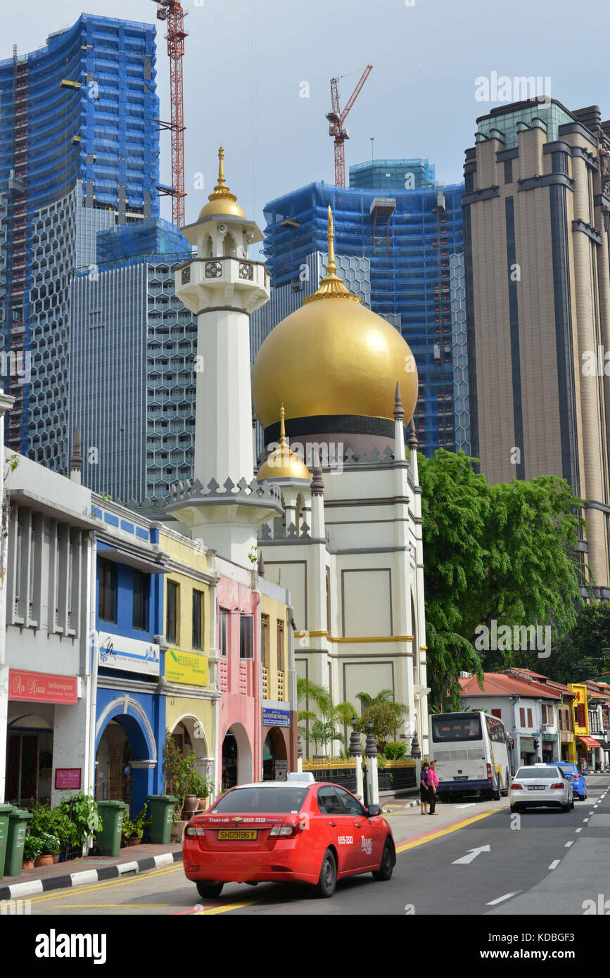 Singapour. Taxi rouge en face de la mosquée La Mosquée Sultan, Muscat street, district de Rochor. Dans l'arrière-plan, de nombreux gratte-ciel de bureau sous le contre Banque D'Images