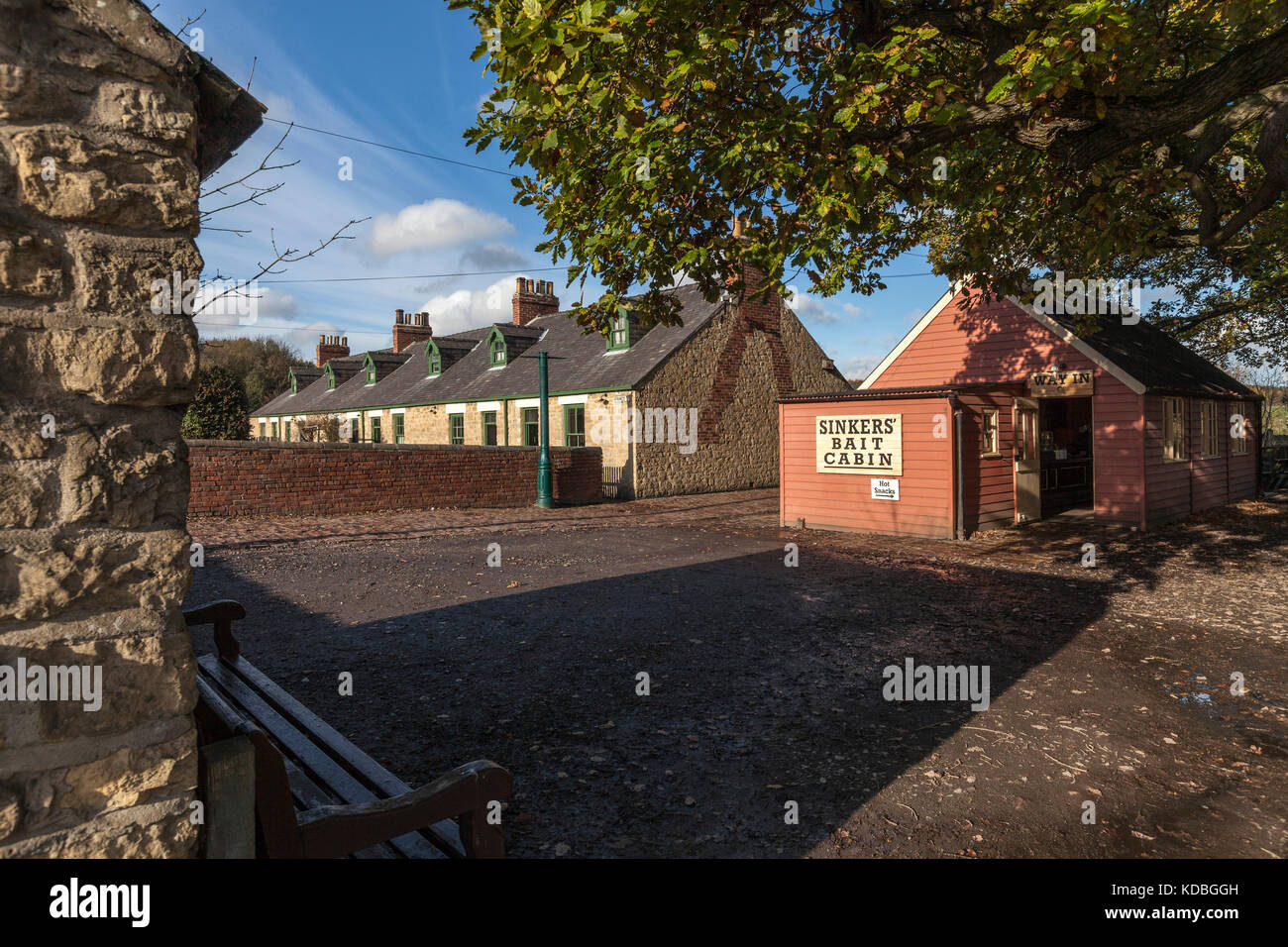 La fosse commune, beamish museum, County Durham uk. sinker - appâts cafe des mineurs et chalets sur francis street, 11 novembre 2016. Banque D'Images