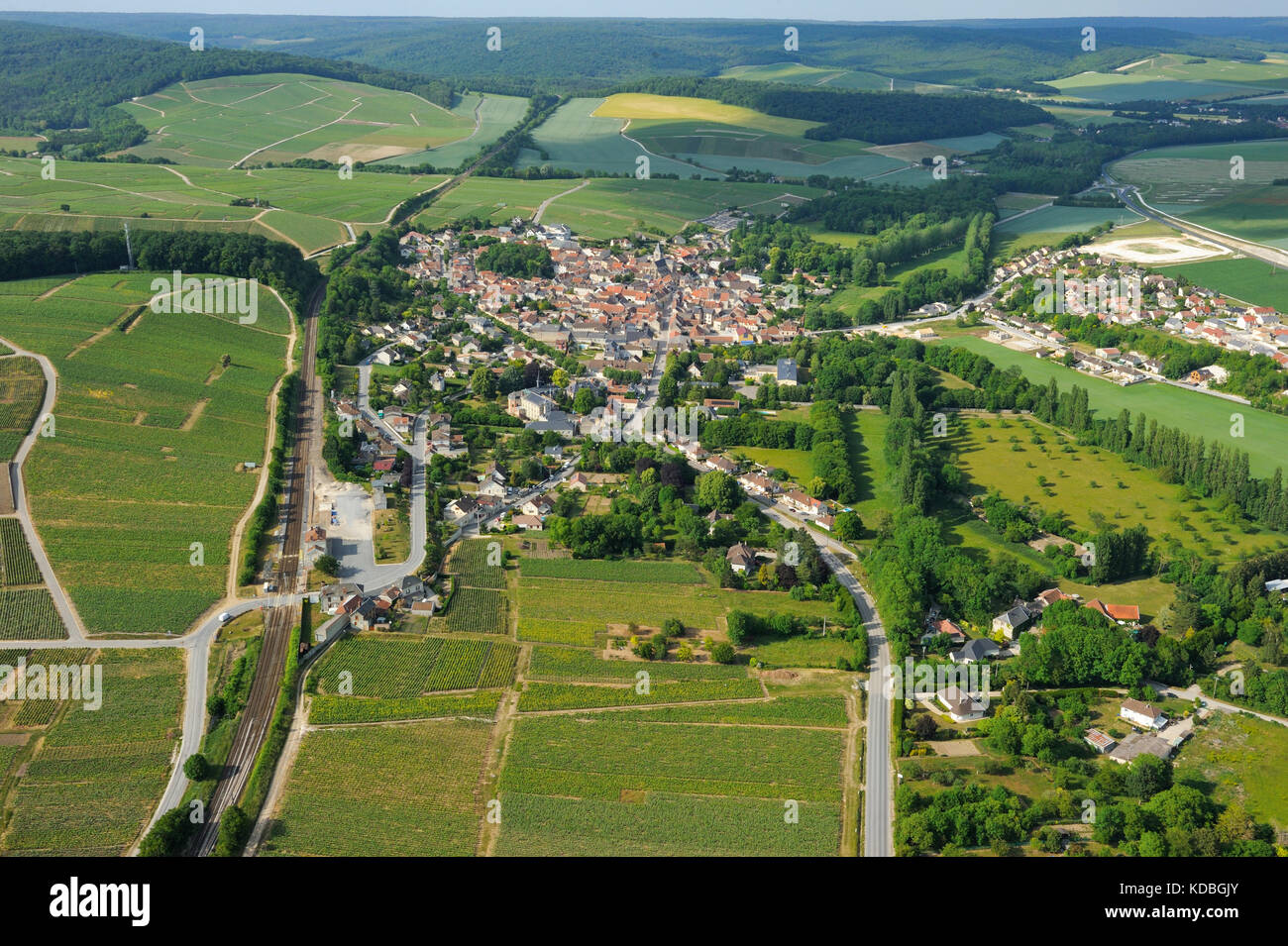 Avenay-Val-d'Or (nord-est de la France). Vue aérienne du village et la campagne environnante avec les vignes de Champagne. Banque D'Images Avenay-Val-d'Or (nord-est de la France). Vue aérienne du village et la campagne environnante avec les vignes de Champagne. Banque D'Images