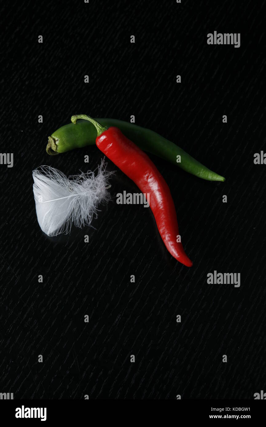 zwei chilis mit Gänsefeder - deux chilis avec plumes d'oie Banque D'Images