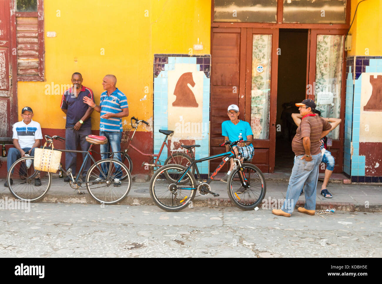L'architecture coloniale espagnole aux maisons colorées, des rues pavées et des personnes dans une scène de rue, Trinidad, Sancti Spíritus, Cuba, Caraïbes Banque D'Images