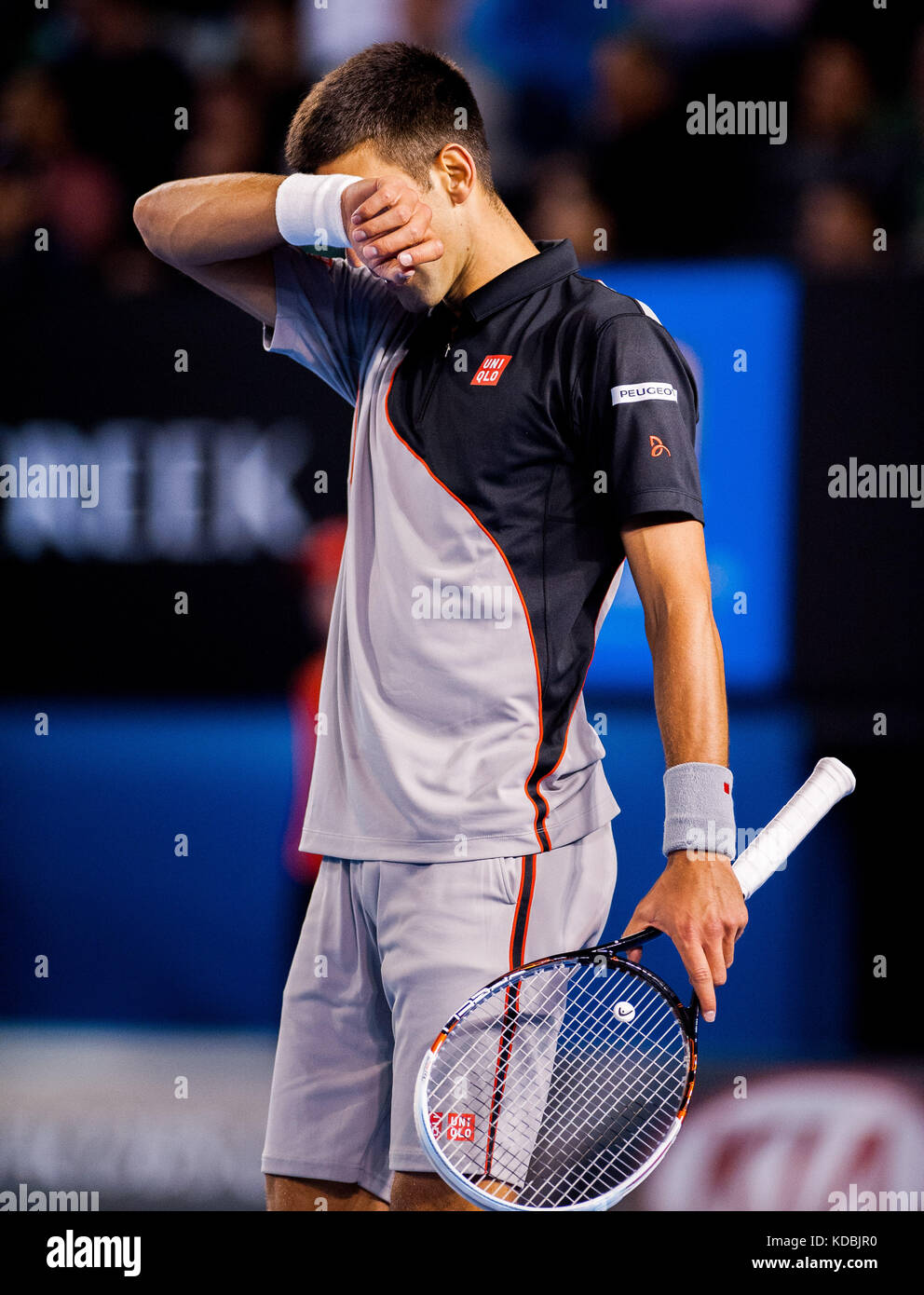 Novik Djokovic en action au championnat Open d'Australie 2014 contre Stan Wawrinka. Banque D'Images