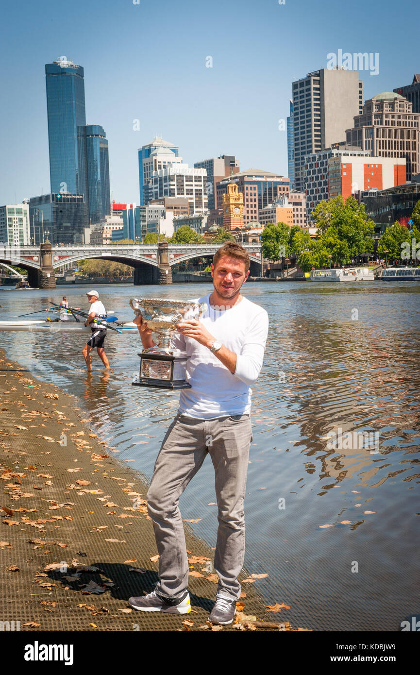 Stanislaus Wawrinka de Suisse - vainqueur de l'Open d'Australie 2014 pour hommes, marche le long de la Yarra River à Melbourne avec son troph de championnat Banque D'Images