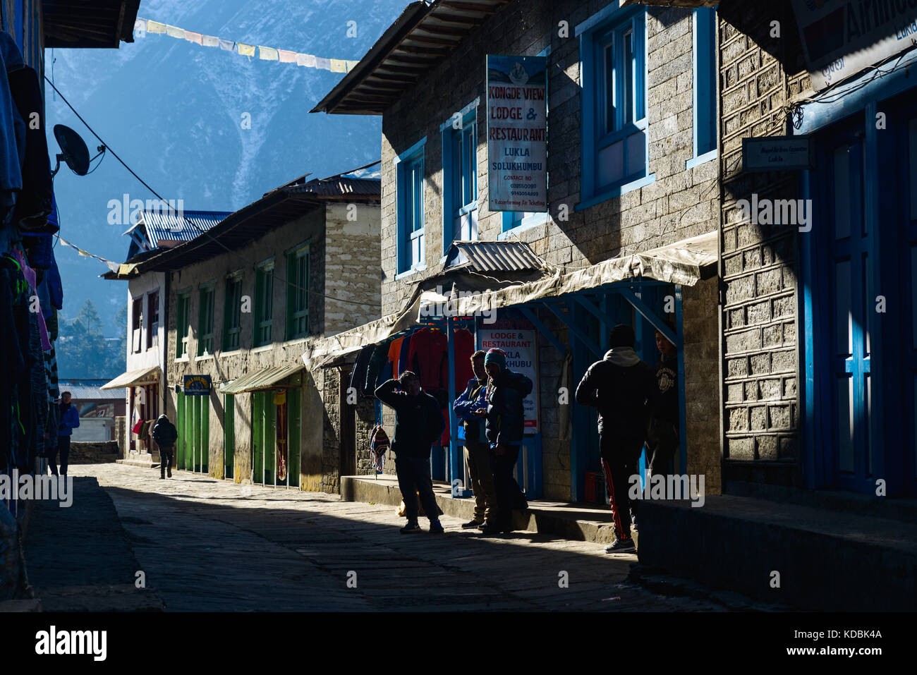 LUKLA, NÉPAL - VERS JANVIER 2017: Scène de rue Lukla. Lukla est au début du trek de l'Everest base Camp. Banque D'Images LUKLA, NÉPAL - VERS JANVIER 2017: Scène de rue Lukla. Lukla est au début du trek de l'Everest base Camp. Banque D'Images