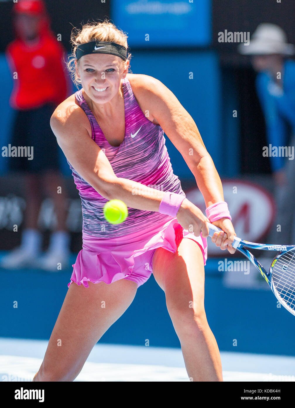 Défenseur de l'Open d'Australie, Victoria Azarenka de Biélorussie a pris Angnieszka Radwanska de Pologne au jour 10 du tournoi de Melbourne sur Rod L. Banque D'Images