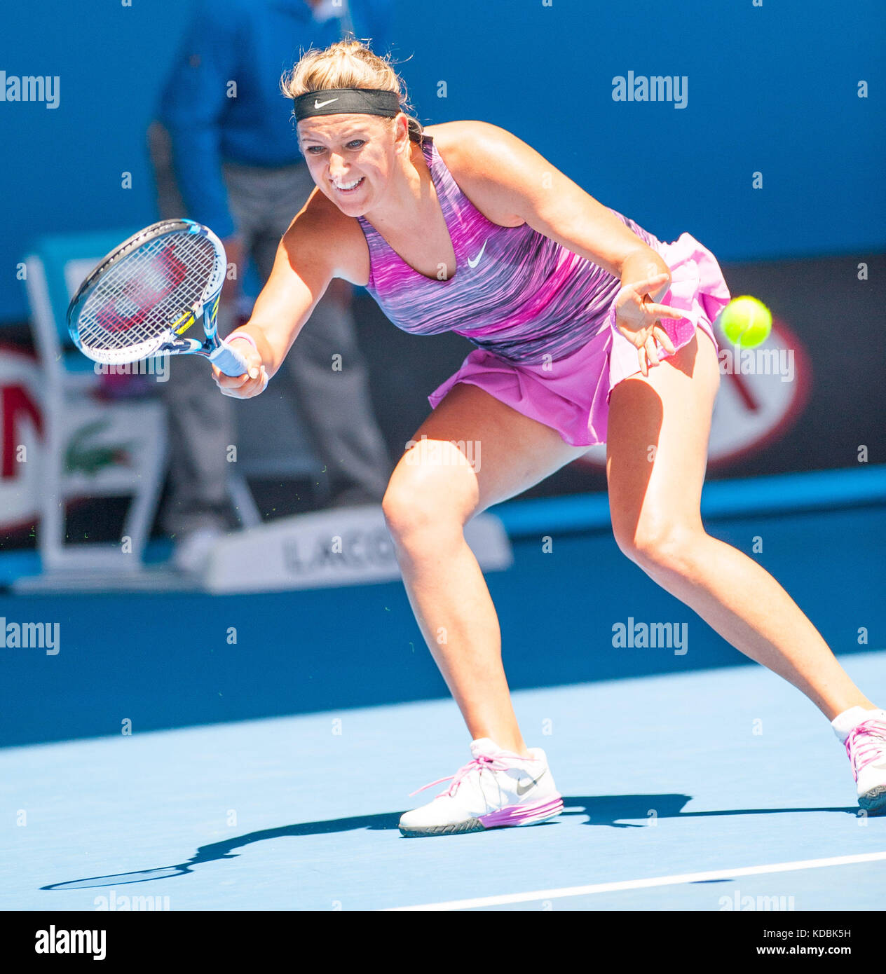 Défenseur de l'Open d'Australie, Victoria Azarenka de Biélorussie a pris Angnieszka Radwanska de Pologne au jour 10 du tournoi de Melbourne sur Rod L. Banque D'Images
