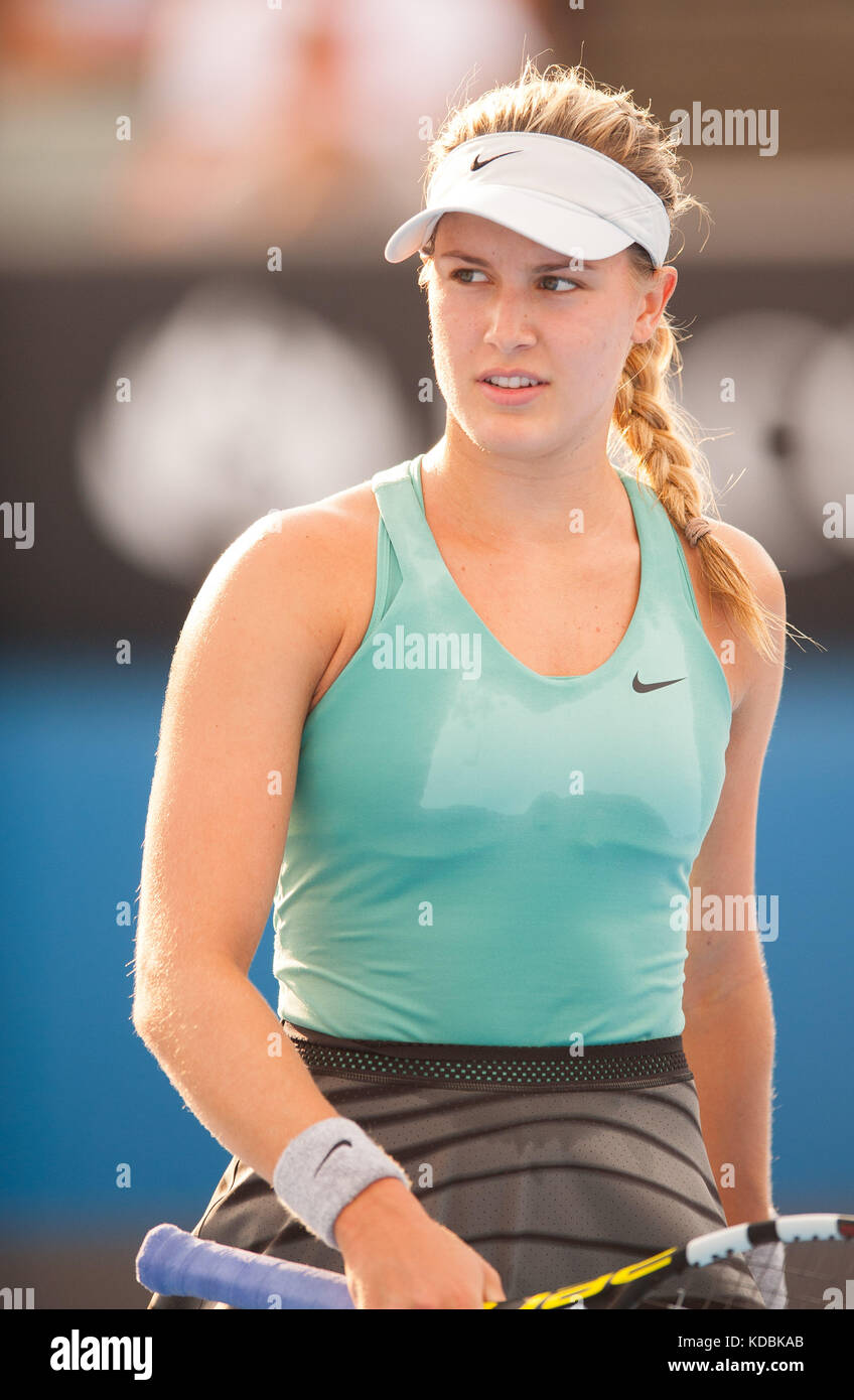 La canadienne Eugenie Bouchard a résisté à la chaleur estivale australienne et à la pression féroce de son adversaire de l'Open d'Australie 3 Virginie Razzano (FRA) à W. Banque D'Images