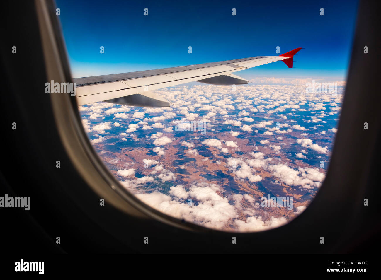 Regarder à travers les avions à vitres pendant le vol, ciel nuageux Banque D'Images