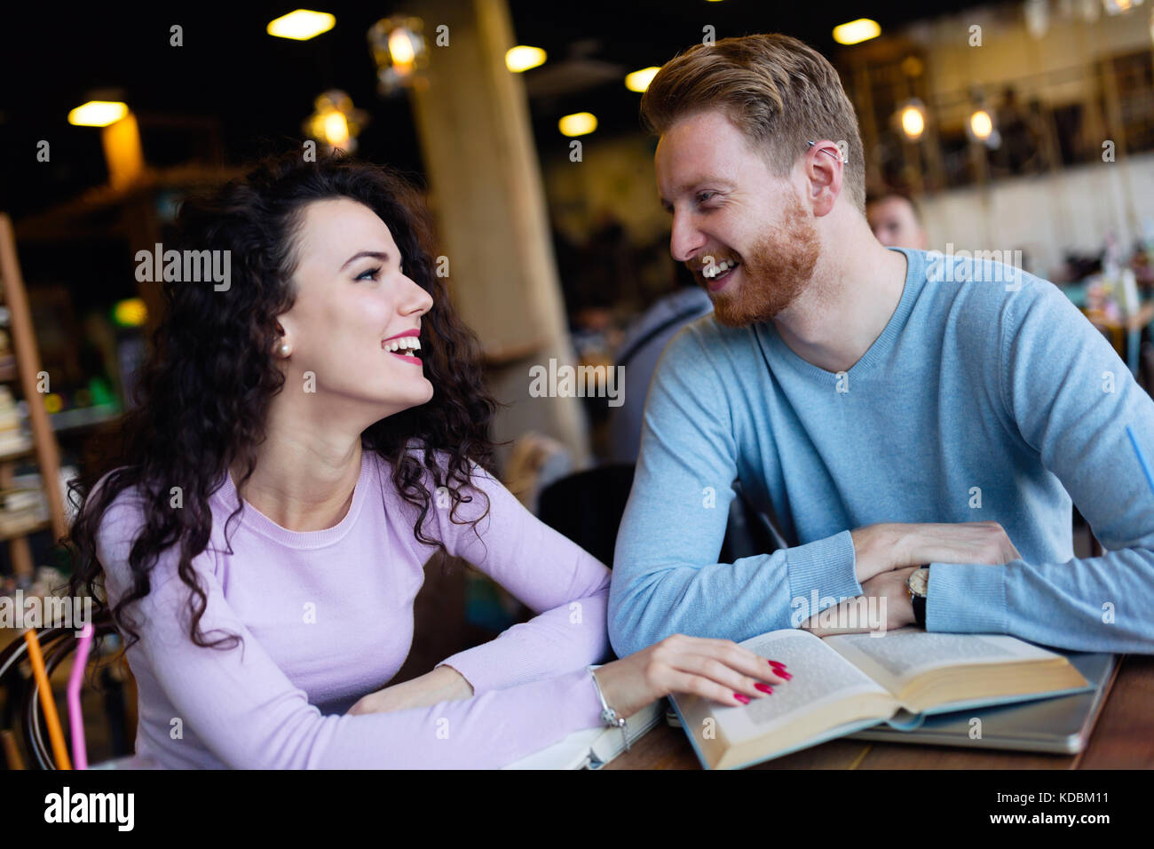 De jeunes étudiants de passer du temps dans la lecture de livres café Banque D'Images