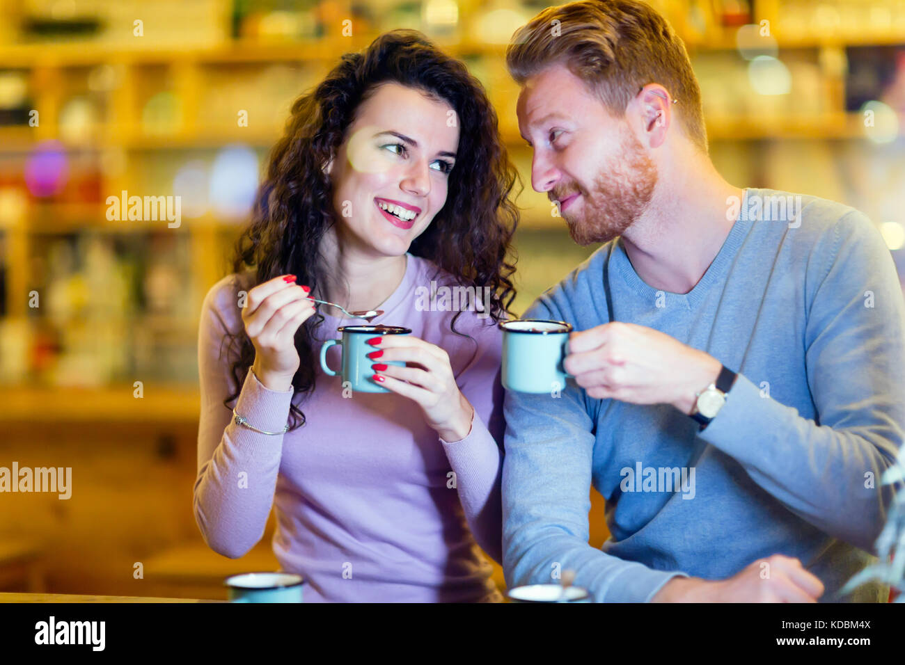 Couple romantique date dans coffee shop Banque D'Images