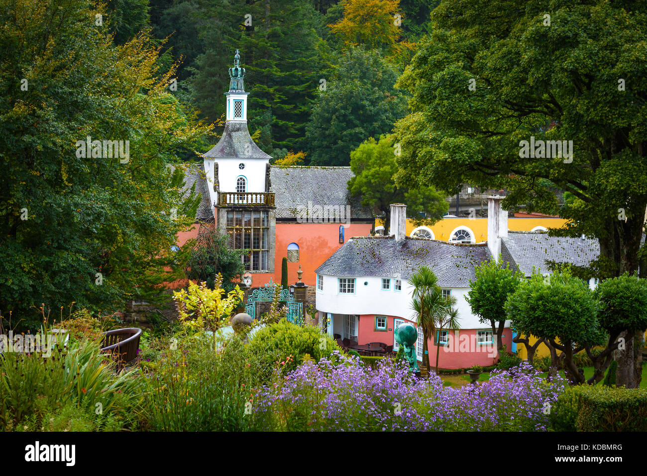 Portmeirion est un village touristique de style italien en gwynedd, au nord du Pays de Galles. conçu et construit par sir clough williams-ellis entre 1925 et 1975 Banque D'Images