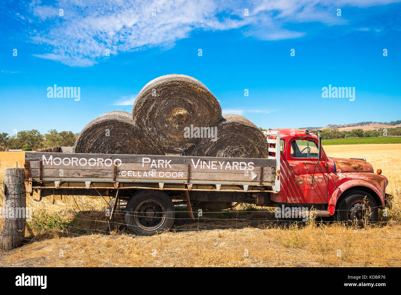 Adélaïde, Australie - 16 janvier 2016 : vieux camion abandonné avec du foin près des vignobles de Mooroorooroo Park dans la vallée de Barossa, Australie méridionale Banque D'Images