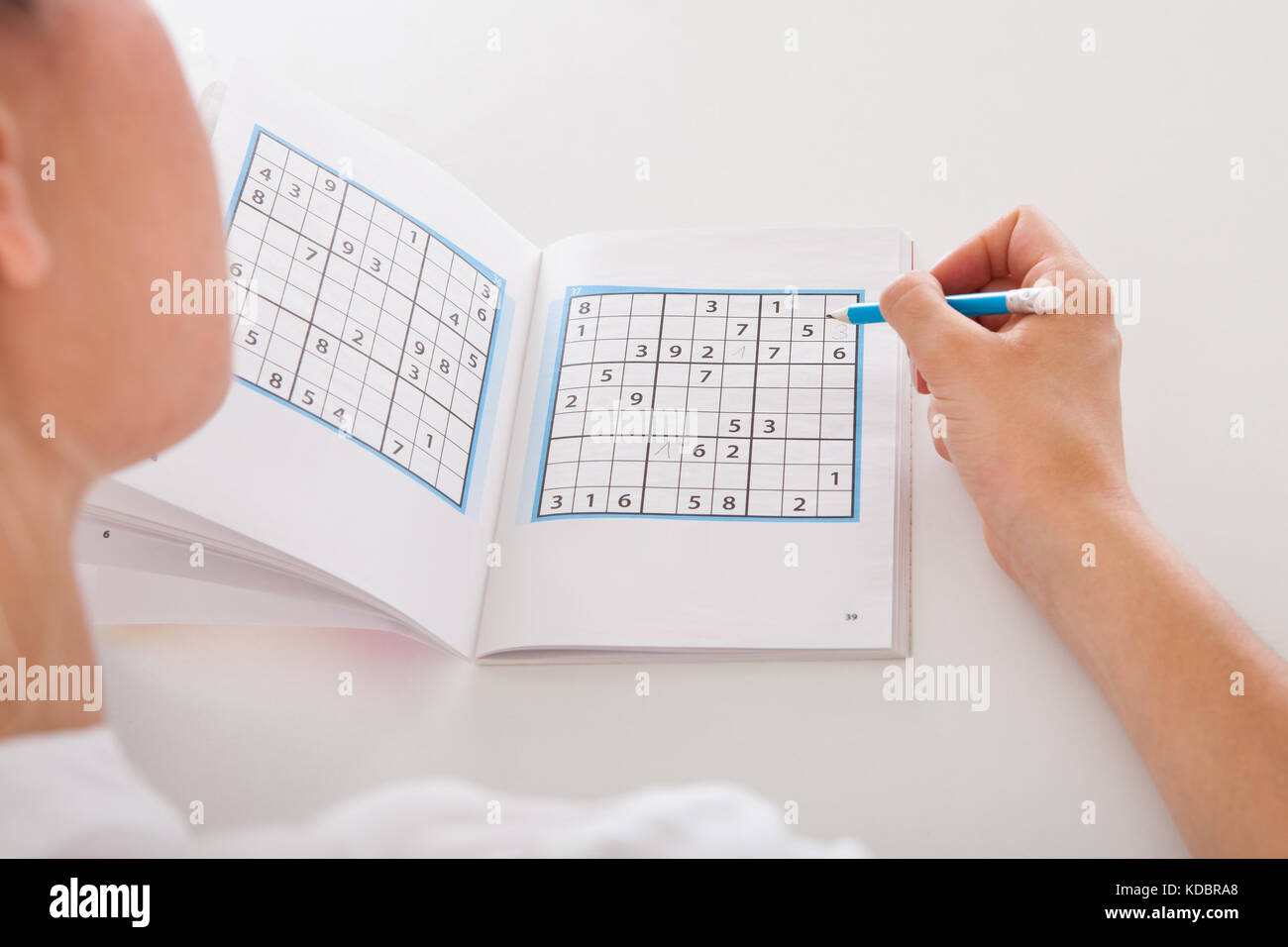 Libre de la jeune femme la solution sudoku Banque D'Images