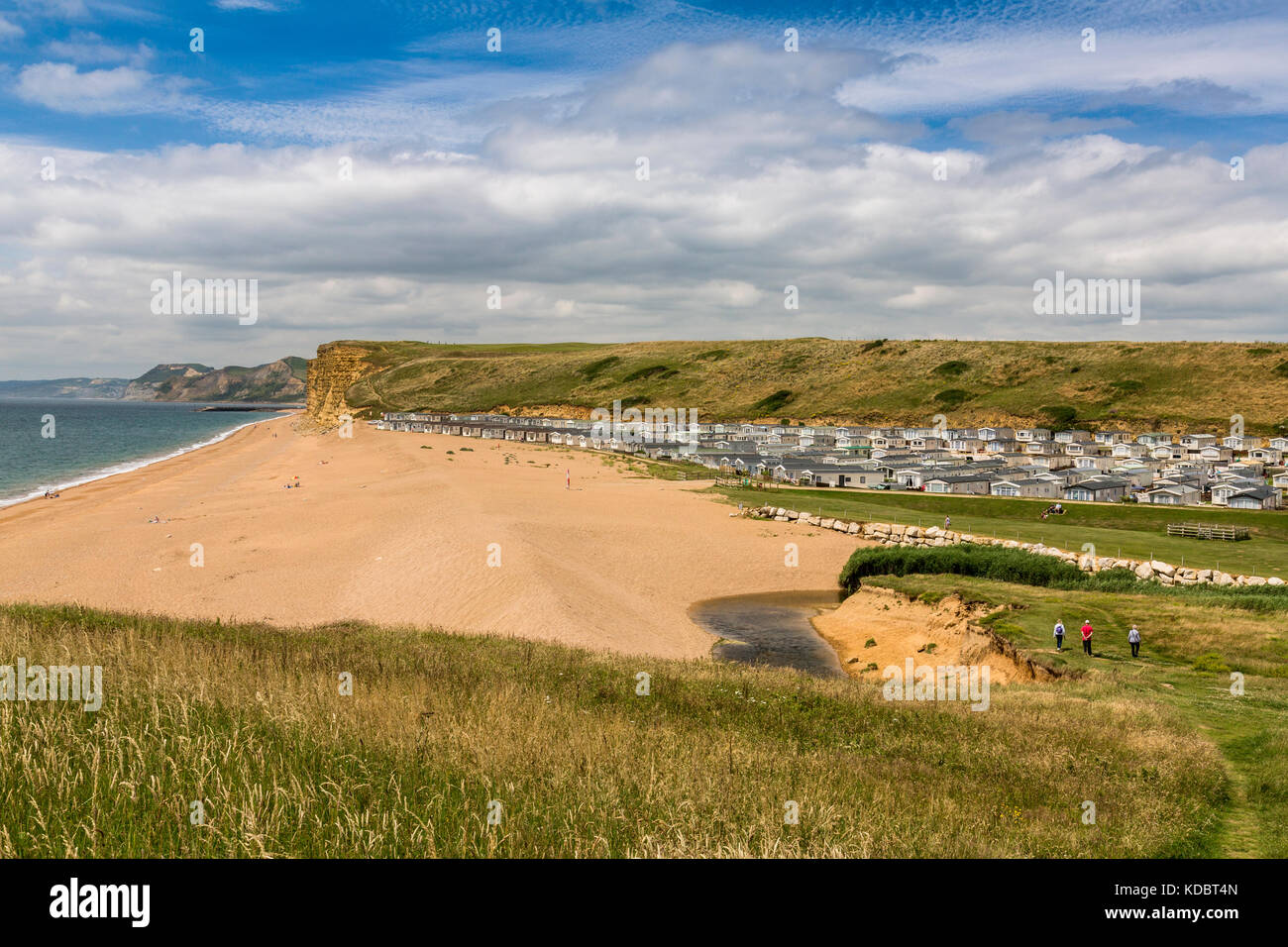 Un énorme site cararvan statique est pratiquement sur la plage à l'eau douce sur le Burton Côte Jurassique, Dorset, England, UK Banque D'Images