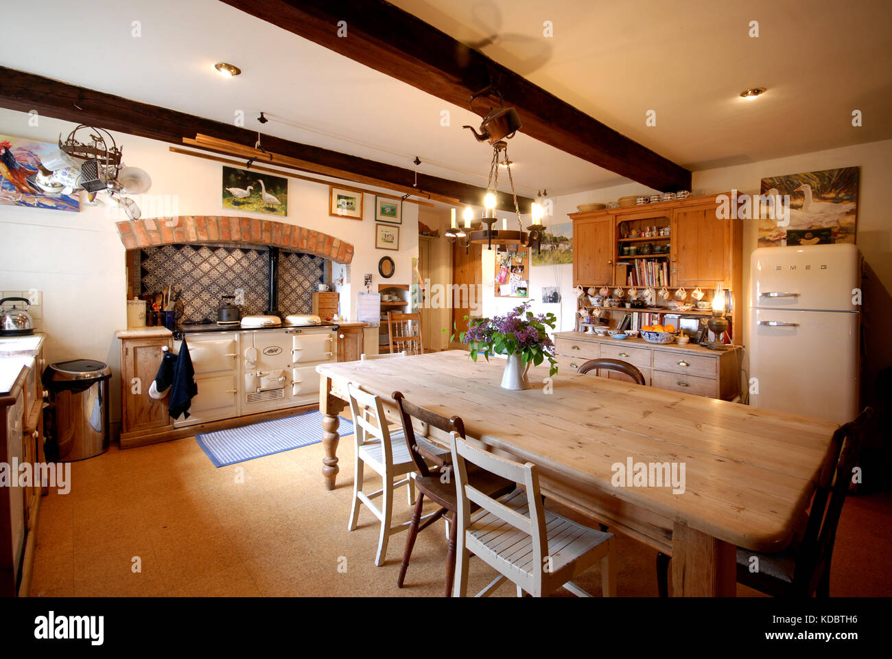 Maison de ferme traditionnelle salle à manger cuisine avec cuisinière AGA crème Banque D'Images