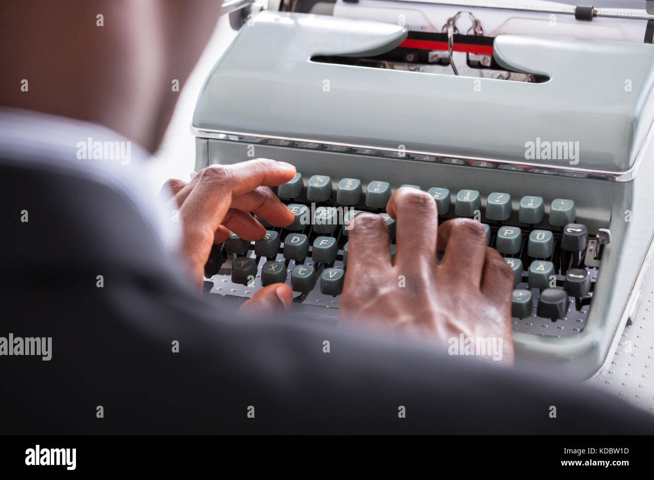 Portrait Of Happy Business Man Typing On Typewriter Banque D'Images