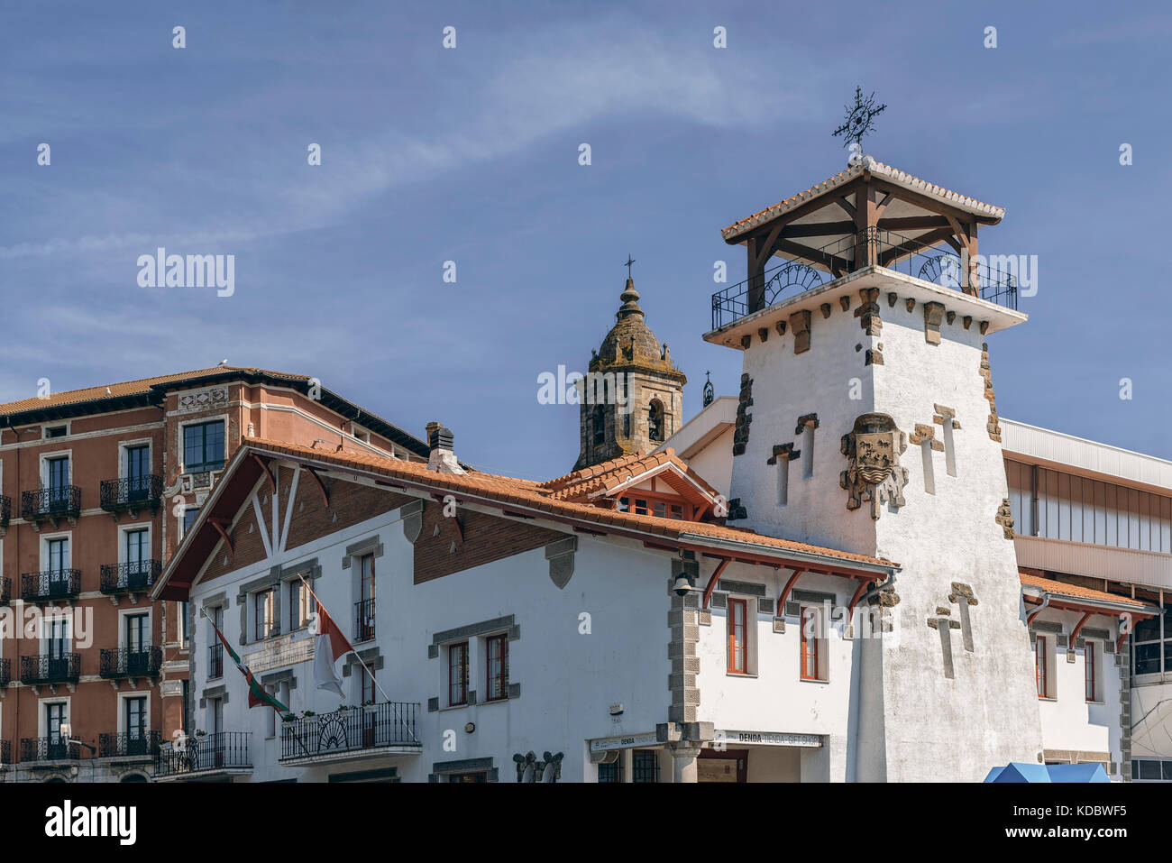 Bibliothèque, église et vieux cofradia de pêcheurs de San Pedro en désuétude avec la sirène en cas d'avertissements de Bermeo, comté de Basque, Espagne, Banque D'Images