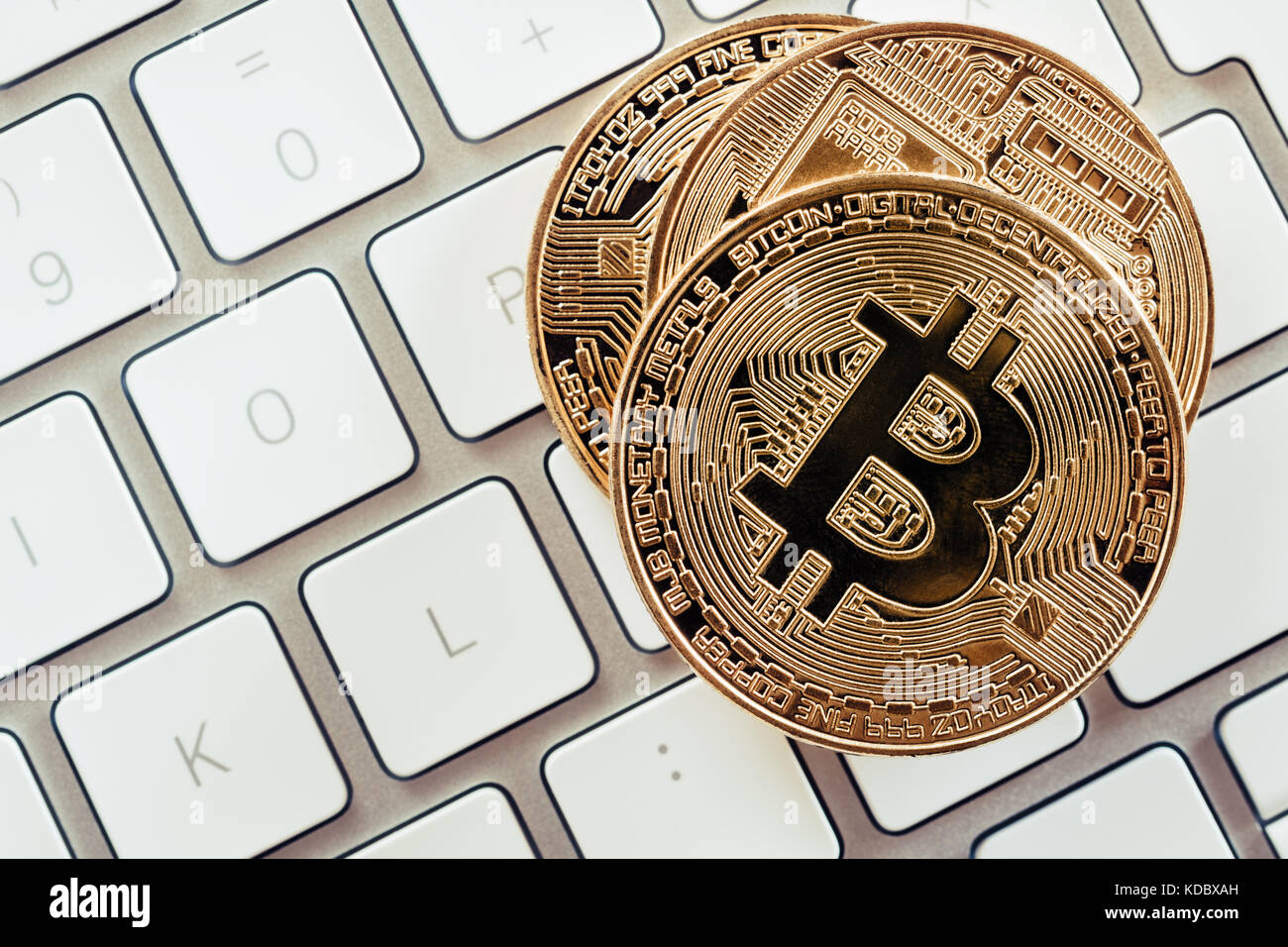 Des pièces d'or de bitcoin cryptocurrency sur un clavier blanc Banque D'Images