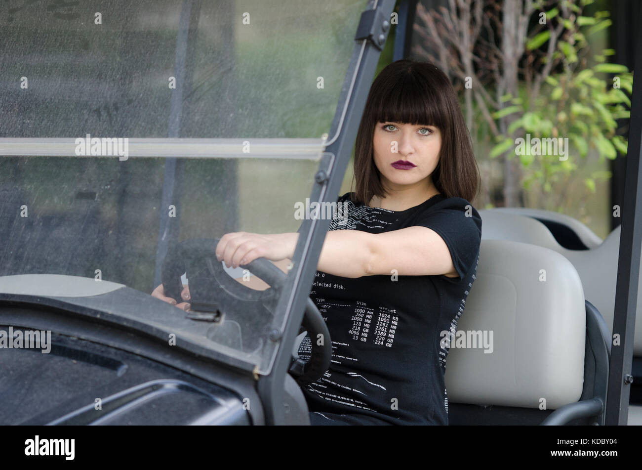 Femme en voiture de golf Banque D'Images