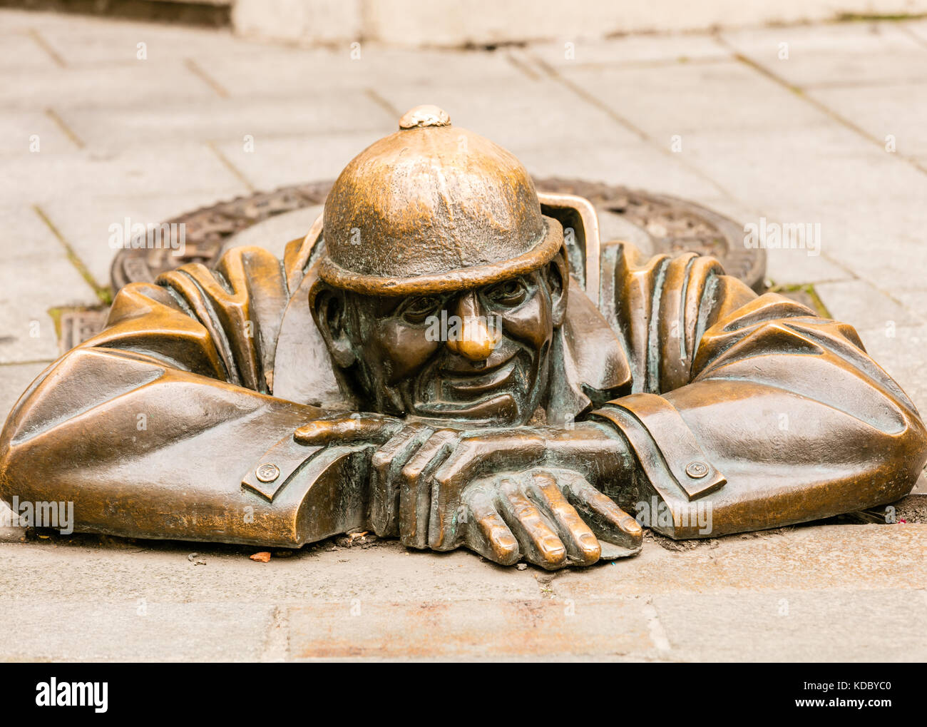 Cumil le travailleur d'égout, l'homme au travail célèbre statue en bronze dans la vieille ville, Bratislava, Slovaquie, Europe Banque D'Images