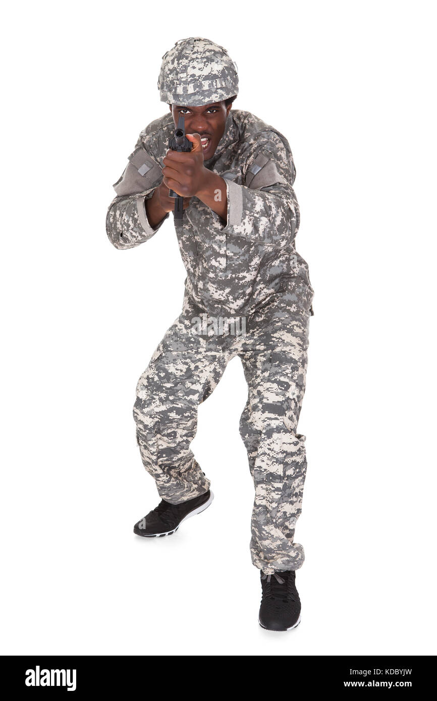 Portrait d'un soldat de l'Afrique de l'homme visant à canon isolé sur fond blanc Banque D'Images