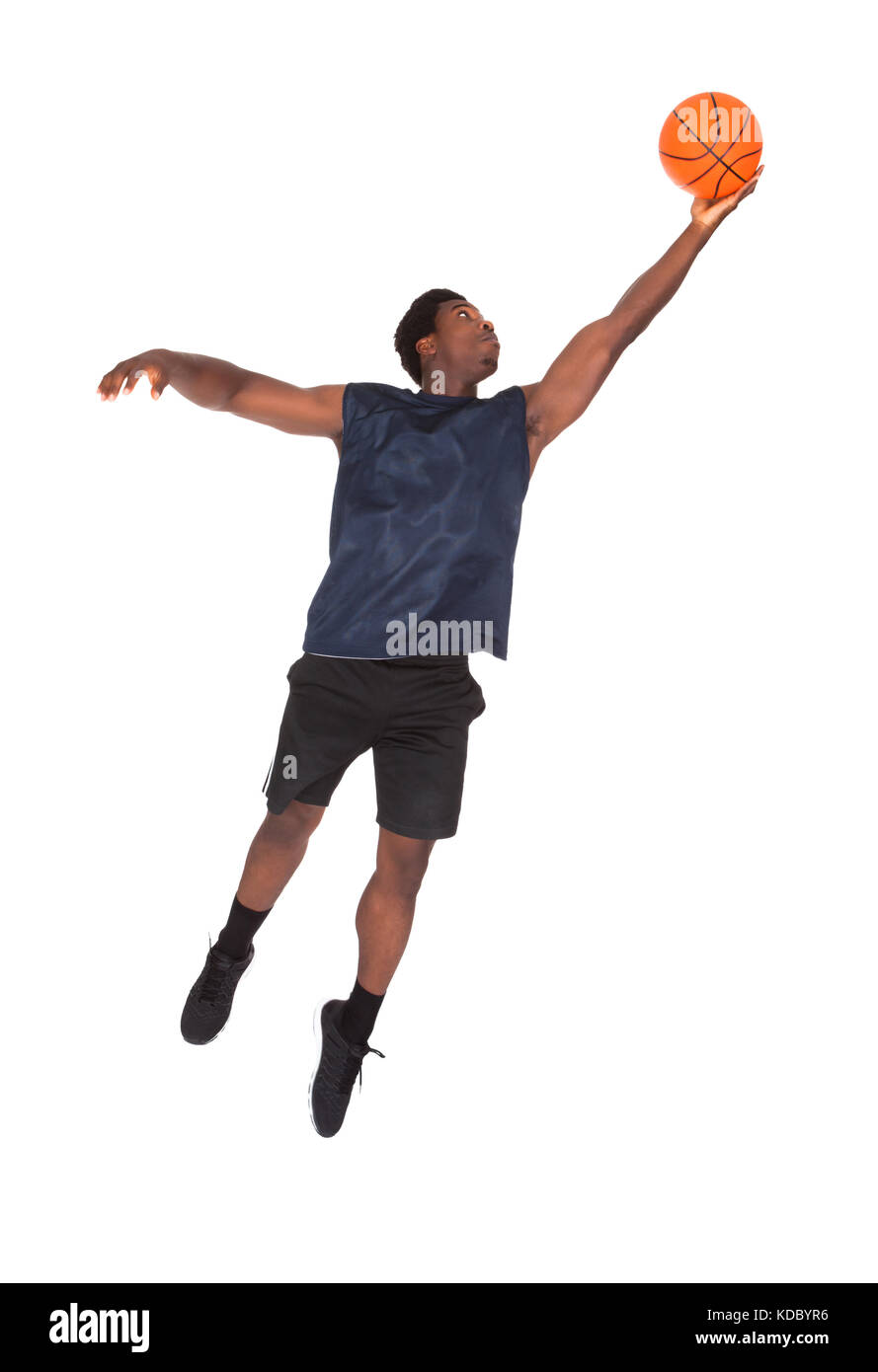Portrait de jeune homme africain la défense de basket-ball over white background Banque D'Images
