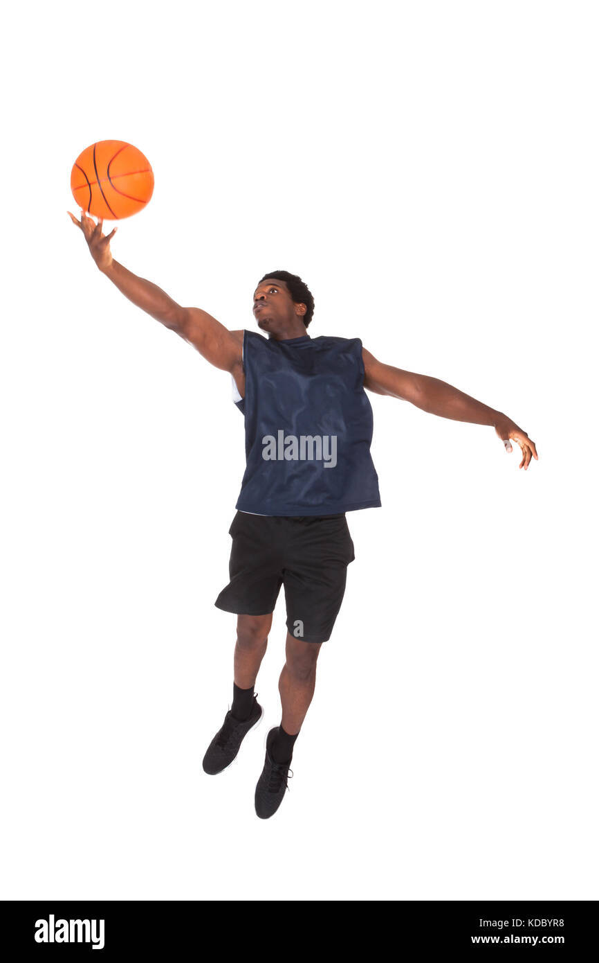Portrait de jeune homme africain la défense de basket-ball over white background Banque D'Images