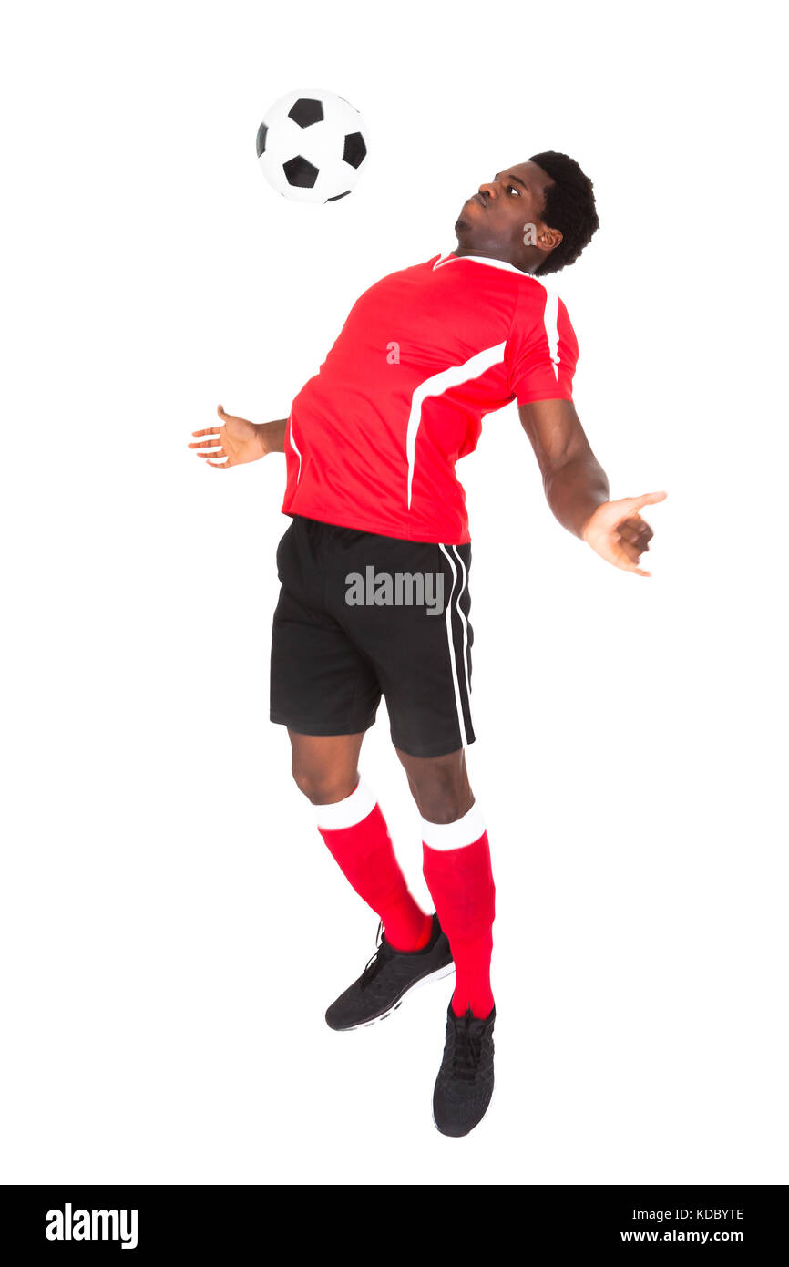 Portrait de joueur de football africain jouant au football sur fond blanc Banque D'Images