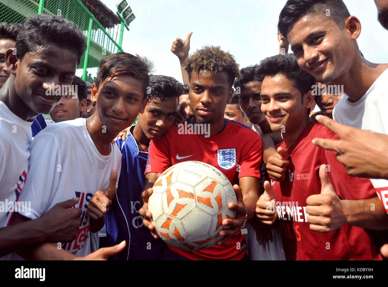 Kolkata, Inde. Oct 12, 2017. L'Angleterre l'équipe de football U-17 dvd angel gomes détient le football avec l'école secondaire au cours de l'Angleterre l'équipe de football U-17 visite à Kolkata étudiante de ville nouvelle de kolkata. Angleterre u-17 équipe de football et entraîneur steve cooper partager leurs compétences avec des élèves de l'école de Calcutta au new town le 12 octobre 2017 à Kolkata. crédit : saikat paul/pacific press/Alamy live news Banque D'Images