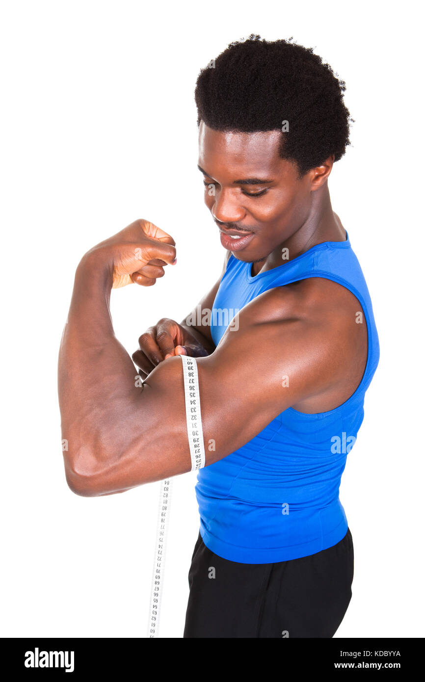 L'homme mesure son Biceps Brachii avec un ruban à mesurer 60x80 cm