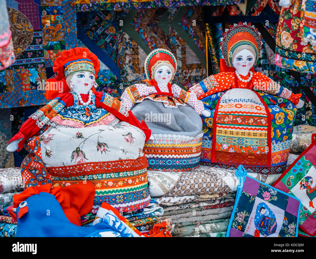 Poupée de chiffon slaves. handmade poupée de chiffon femme, en costume traditionnel russe ethnique. souvenirs de Russie Banque D'Images