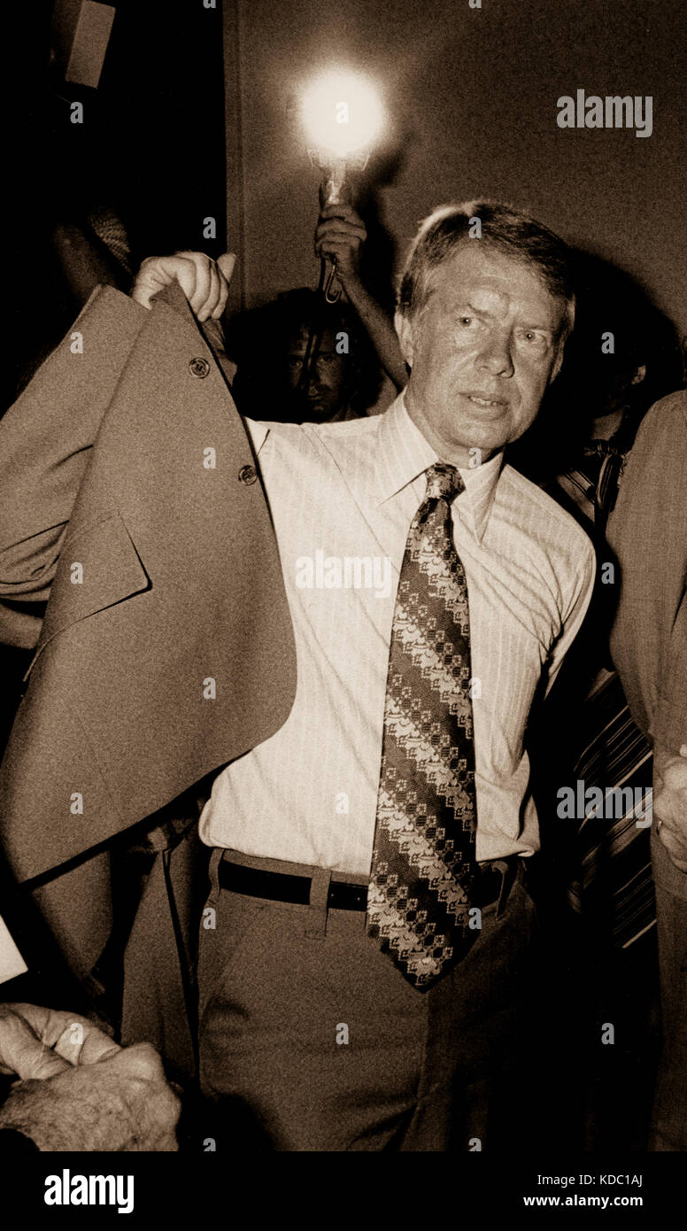 Candidat démocrate à la présidence - Gouverneur de Géorgie - Jimmy Carter se prépare à prendre l'étape à un événement de campagne pendant la primaire de Californie e Banque D'Images