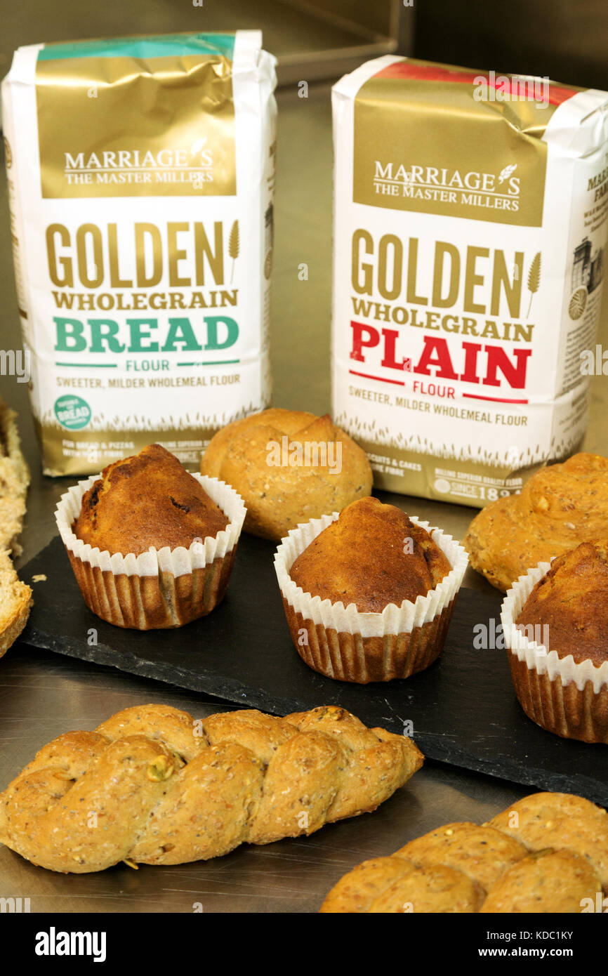 Pâtisserie - farine, pain et muffins dans une cuisine de boulangerie, Angleterre Royaume-Uni Banque D'Images