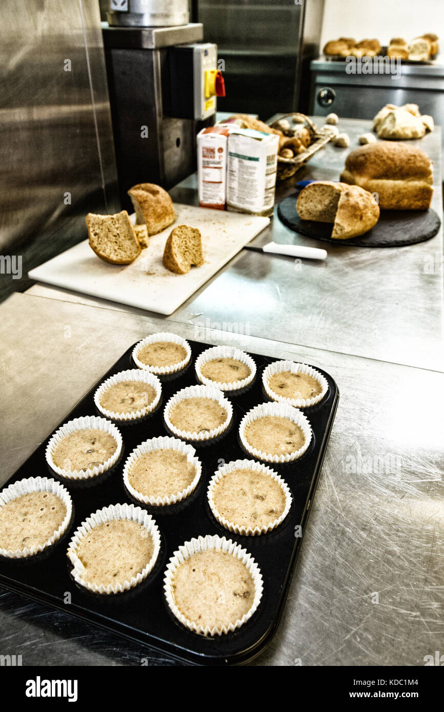 Faire cuire des muffins et du pain dans une cuisine de boulangerie, Royaume-Uni Banque D'Images