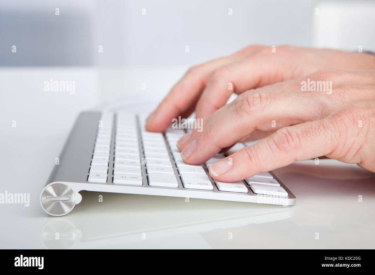 Close-up of person's hand typing sur mot-clé Banque D'Images