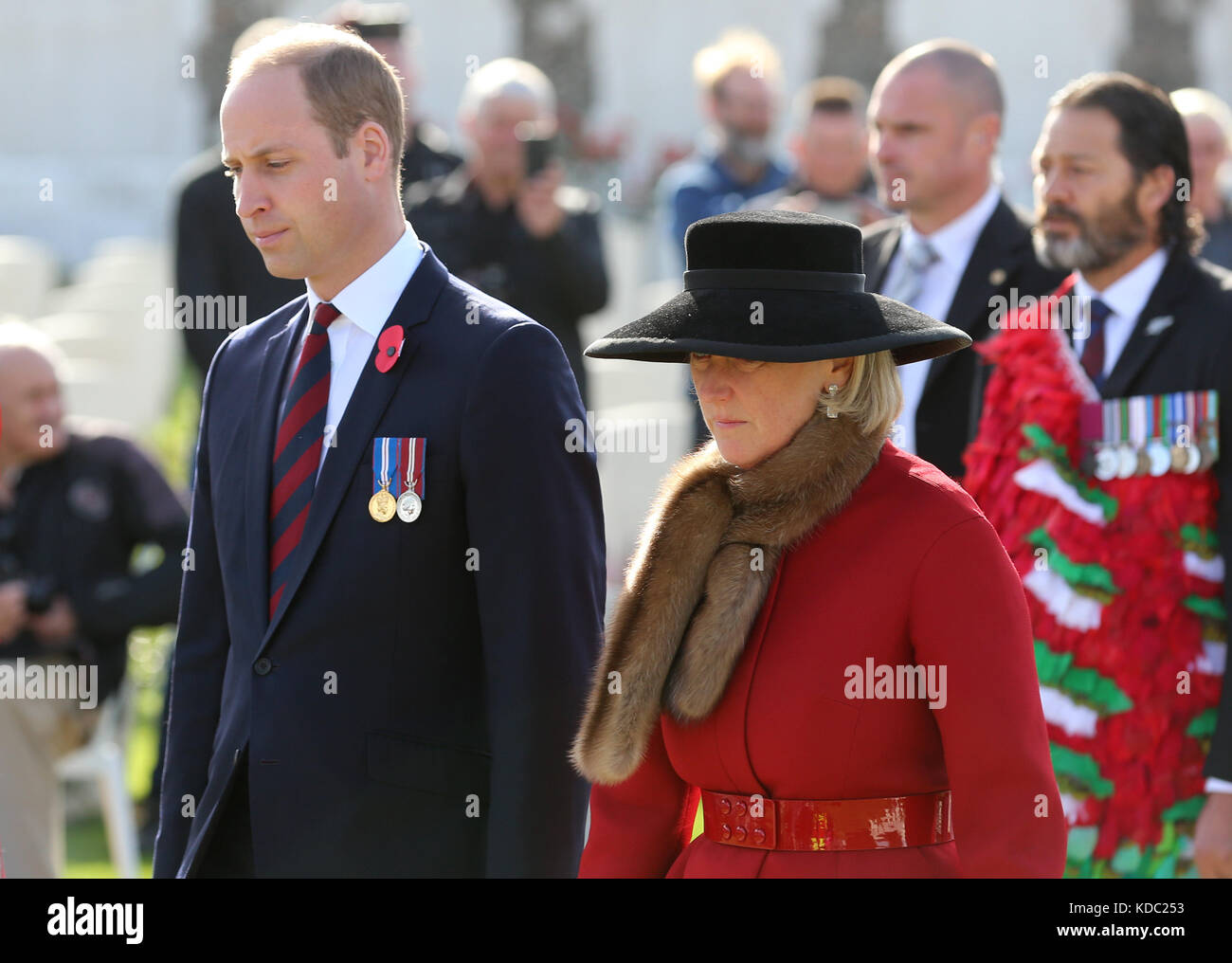Le duc de Cambridge arrive accompagné de la princesse Astrid de Belgique (à droite) pour assister à la commémoration nationale néo-zélandaise de la bataille de Passchendaele au cimetière Tyne Cot, en Belgique. Banque D'Images