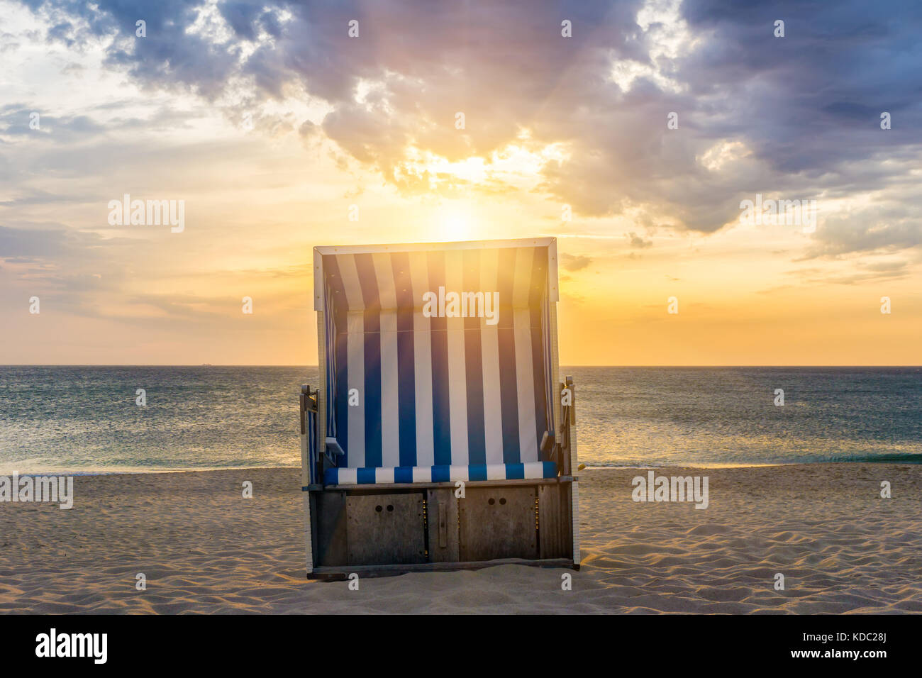 Le coucher du soleil et chaises de plage - Kampen, Sylt Banque D'Images
