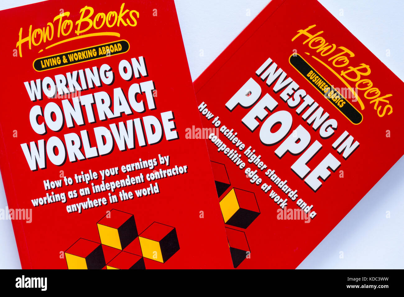 Comment Livres - Vivre et travailler à l'étranger, travailler à contrat dans le monde entier et de base, l'investissement dans les personnes des livres sur fond blanc Banque D'Images