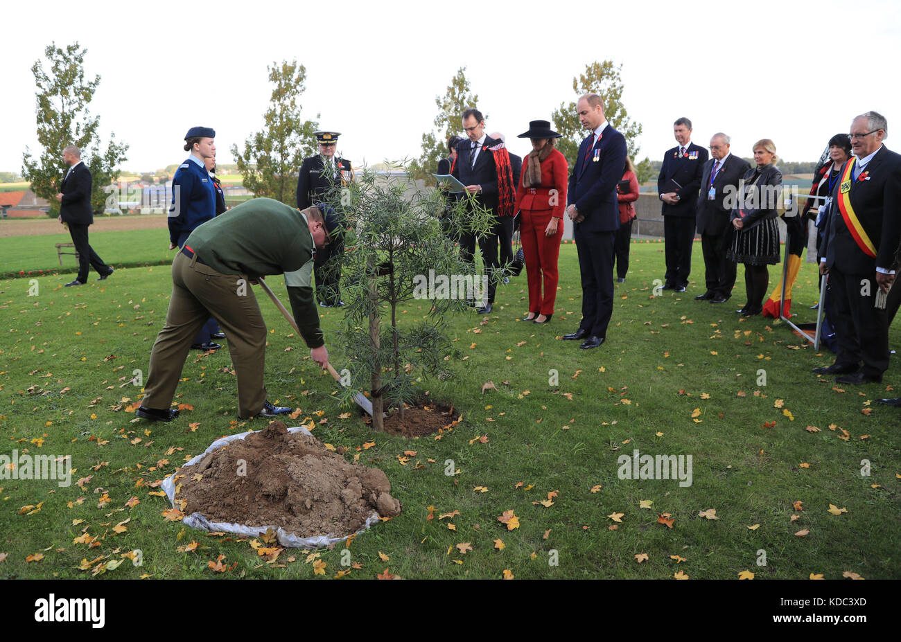 Le duc de Cambridge et la princesse Astrid de Belgique observent la plantation d'un arbre lors de la commémoration nationale néo-zélandaise de la bataille de Passchendaele au cimetière Tyne Cot, en Belgique. Banque D'Images
