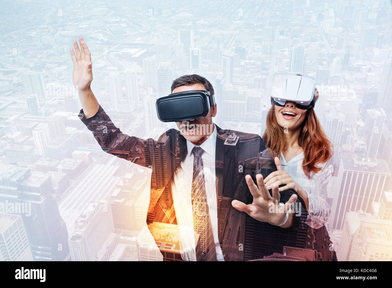 Les personnes faisant un voyage émotionnel dans une réalité virtuelle Banque D'Images