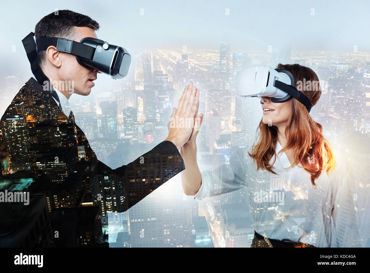 Deux personnes à impressionné par l'appareil de réalité virtuelle Banque D'Images